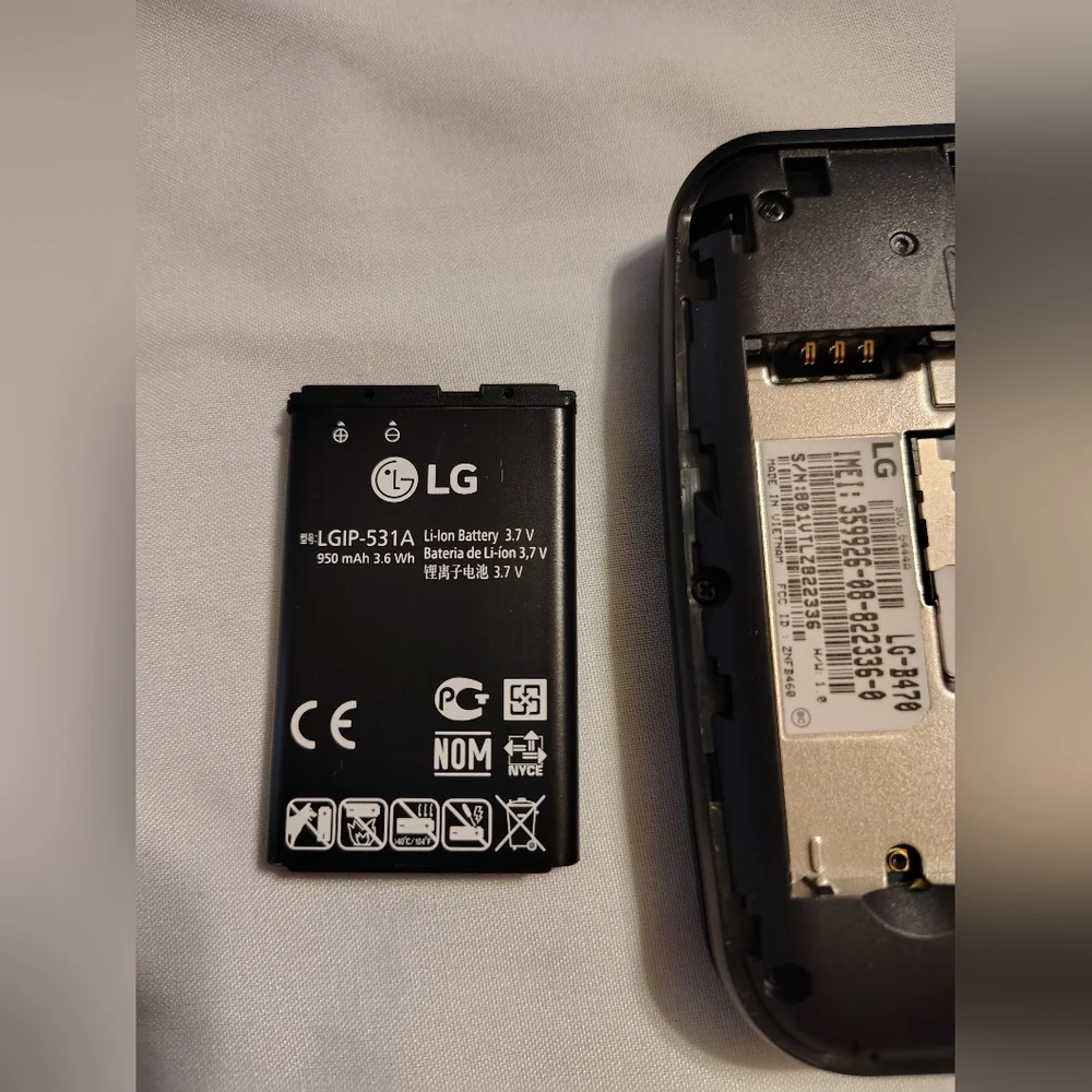 LG True B470 Black and Gray Cellular Flip Phone Like New Working Condition
